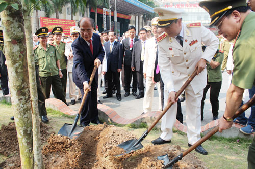 Chủ tịch Quốc hội cùng các quý đại biểu trồng cây lưu niệm tại khuôn viên của Học viện